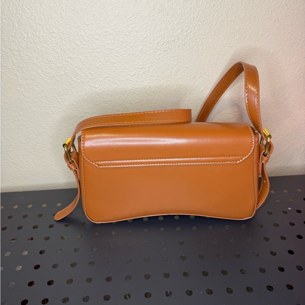 Elegant Tan Leather Shoulder Bag - Picture 2 of 6